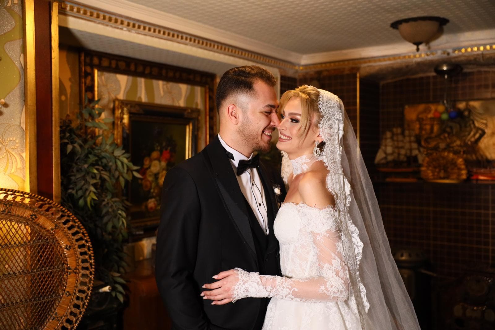 Düğün günü gelin damat yakın çekim