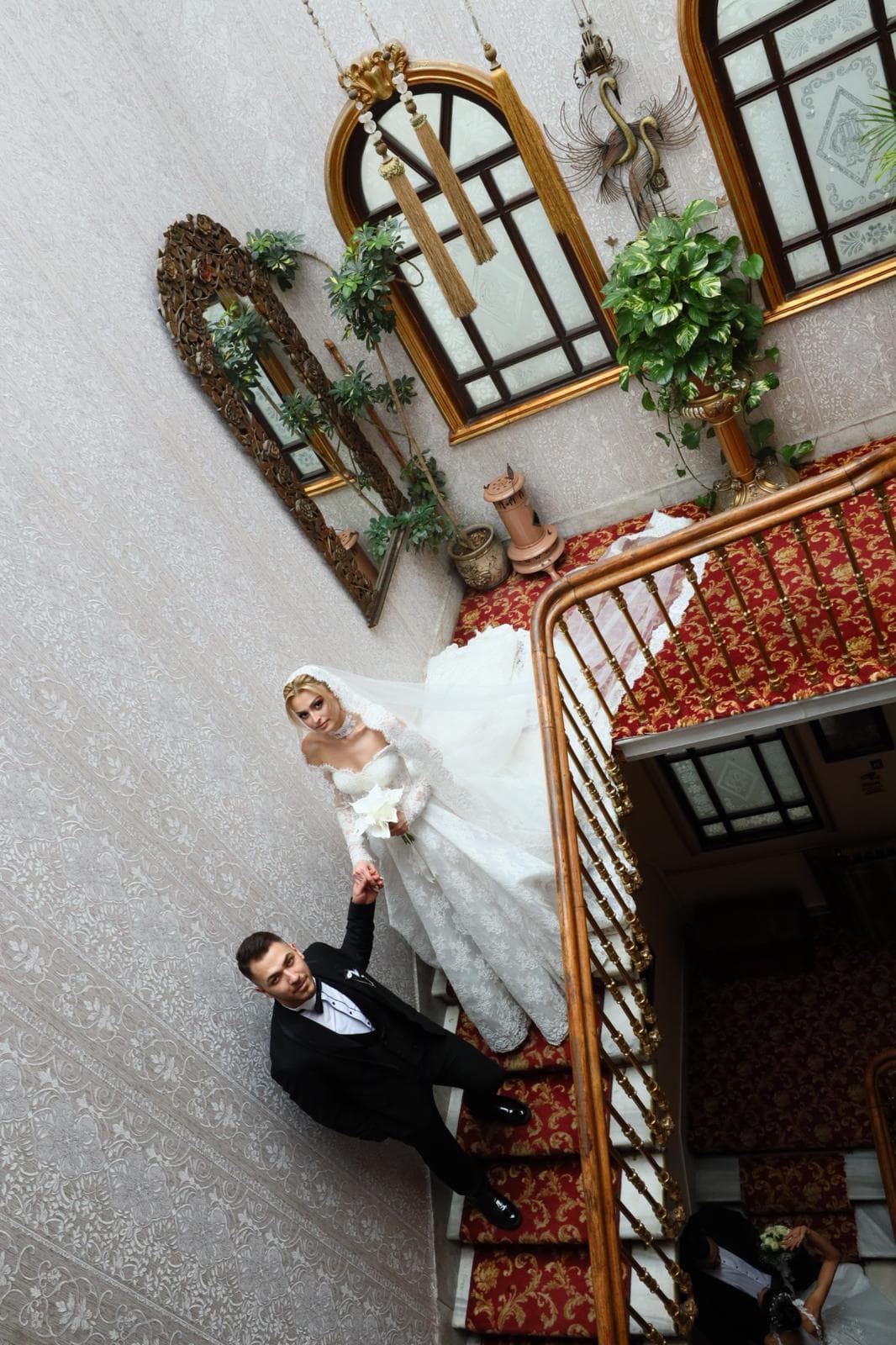 Merdivenlerde yukarıdan çekilen gelin damat karesi