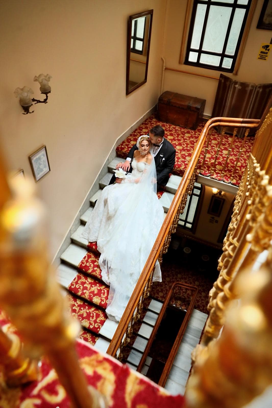Merdivende sarılan gelin damat